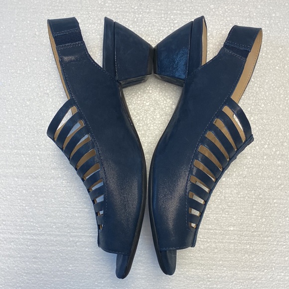 Sandals - Picture 2 of 9